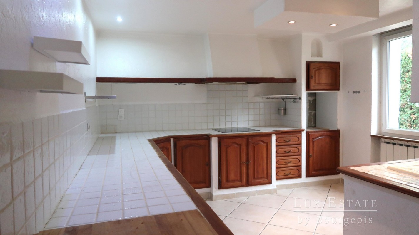 Pronájem bytu 4+1 141m&#178; 2 ložnice bazén, jižní orientace, západní orientace v Juan-les-Pins, Alpes Maritimes, Francii. Pronájem bytu 141m&#178; v Juan-les-Pins - Francii. Největší nabídka dlouhodobých pronájmů - Francii. Nemovitost je pronajímána Lux Estate by Bourgeois Mougins v Juan-les-Pins Francii 1700 EUR 28.1.2020, 1703381