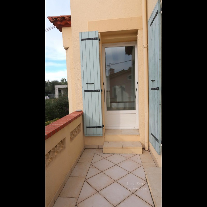 Pronájem bytu 4+1 141m&#178; 2 ložnice bazén, jižní orientace, západní orientace v Juan-les-Pins, Alpes Maritimes, Francii. Pronájem bytu 141m&#178; v Juan-les-Pins - Francii. Největší nabídka dlouhodobých pronájmů - Francii. Nemovitost je pronajímána Lux Estate by Bourgeois Mougins v Juan-les-Pins Francii 1700 EUR 28.1.2020, 1703381