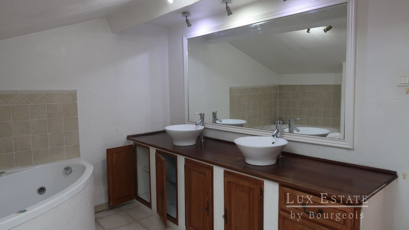 Pronájem bytu 4+1 141m&#178; 2 ložnice bazén, jižní orientace, západní orientace v Juan-les-Pins, Alpes Maritimes, Francii. Pronájem bytu 141m&#178; v Juan-les-Pins - Francii. Největší nabídka dlouhodobých pronájmů - Francii. Nemovitost je pronajímána Lux Estate by Bourgeois Mougins v Juan-les-Pins Francii 1700 EUR 28.1.2020, 1703381