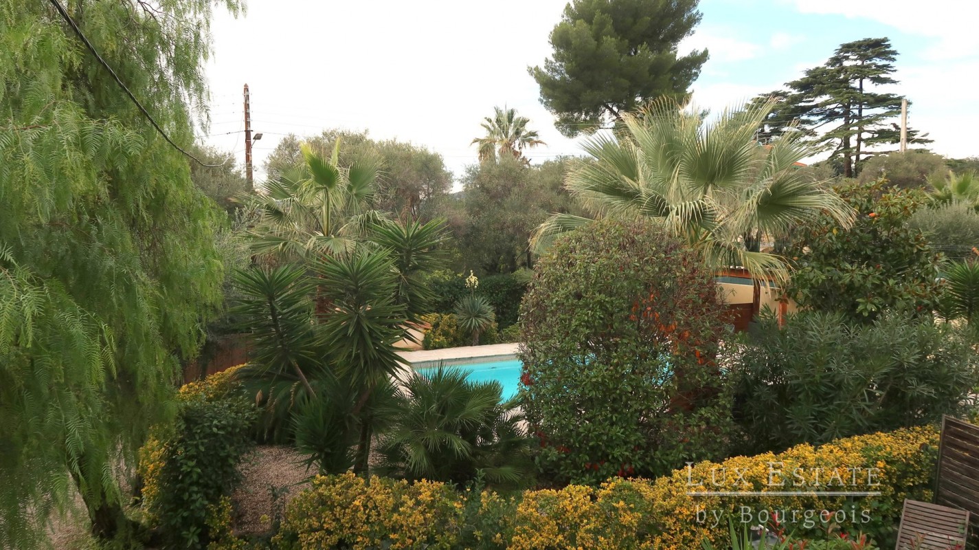 Pronájem bytu 4+1 141m&#178; 2 ložnice bazén, jižní orientace, západní orientace v Juan-les-Pins, Alpes Maritimes, Francii. Pronájem bytu 141m&#178; v Juan-les-Pins - Francii. Největší nabídka dlouhodobých pronájmů - Francii. Nemovitost je pronajímána Lux Estate by Bourgeois Mougins v Juan-les-Pins Francii 1700 EUR 28.1.2020, 1703381