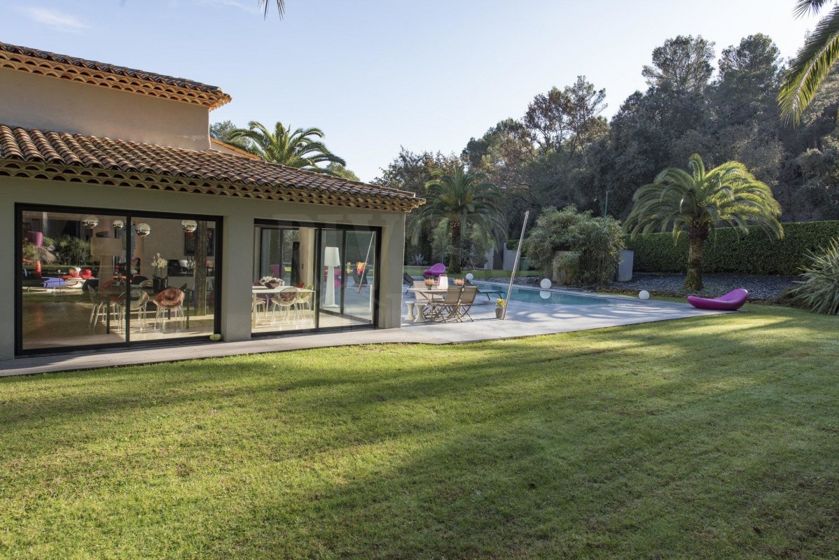 Mougins'de 308m² satılık muhteşem Ev - Mougins'de, Fransa'da'daki en güzel satılık villa ve daire ilanları burada. Emlak listemizden size en uygun ilanı seçip Mougins'de'deki emlak ofisiyle iletişime geçin. 2990000 EUR 28.1.2020 1703631