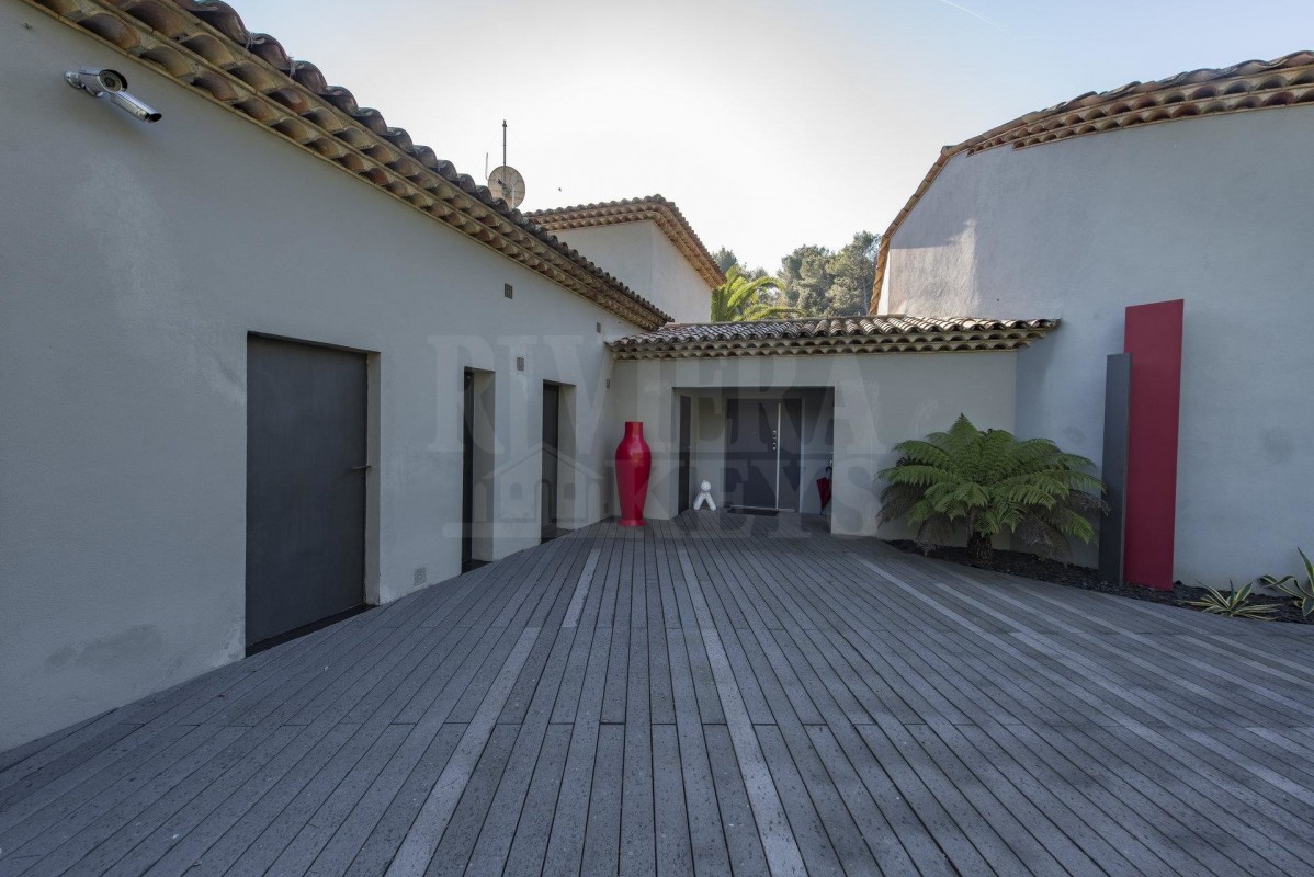 Mougins'de 308m² satılık muhteşem Ev - Mougins'de, Fransa'da'daki en güzel satılık villa ve daire ilanları burada. Emlak listemizden size en uygun ilanı seçip Mougins'de'deki emlak ofisiyle iletişime geçin. 2990000 EUR 28.1.2020 1703631