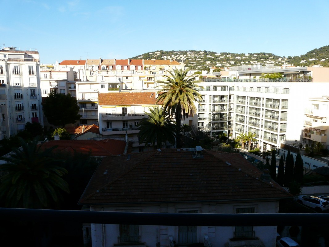 Mid to Long-Term rent apartment in Cannes 1250 EUR. Search landlords, facilitates for long-term home rental from agents in Cannes Alpes Maritimes. Apartment 1 bedroom 41m² double pane windows, air conditioning, dishwasher, terrace. Liveonriviera.com one of leading accommodation marketplaces for unfurnished and furnished long term rentals. This apartment in Cannes is 28.1.2020, 1703945.