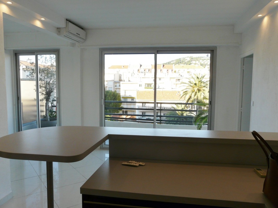 Mid to Long-Term rent apartment in Cannes 1250 EUR. Search landlords, facilitates for long-term home rental from agents in Cannes Alpes Maritimes. Apartment 1 bedroom 41m² double pane windows, air conditioning, dishwasher, terrace. Liveonriviera.com one of leading accommodation marketplaces for unfurnished and furnished long term rentals. This apartment in Cannes is 28.1.2020, 1703945.