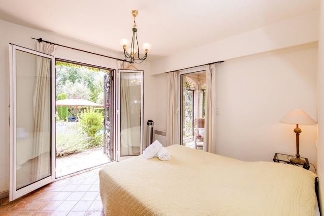 Huis 225m² te koop in La Colle-sur-Loup, Cote d'Azur - Zuid Frankrijk. Koop huis 225m² - in La Colle-sur-Loup, Cote d'Azur - Zuid Frankrijk, dubbele beglazing, open haard, airconditioning, zwembad, terras, westelijk georiënteerd,, 1495000 EUR 28.1.2020 1703952. Huis te koop in La Colle-sur-Loup, Frankrijk.