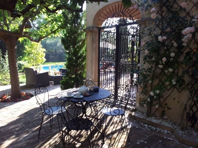 Huis 225m² te koop in La Colle-sur-Loup, Cote d'Azur - Zuid Frankrijk. Koop huis 225m² - in La Colle-sur-Loup, Cote d'Azur - Zuid Frankrijk, dubbele beglazing, open haard, airconditioning, zwembad, terras, westelijk georiënteerd,, 1495000 EUR 28.1.2020 1703952. Huis te koop in La Colle-sur-Loup, Frankrijk.