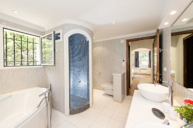 Huis 225m² te koop in La Colle-sur-Loup, Cote d'Azur - Zuid Frankrijk. Koop huis 225m² - in La Colle-sur-Loup, Cote d'Azur - Zuid Frankrijk, dubbele beglazing, open haard, airconditioning, zwembad, terras, westelijk georiënteerd,, 1495000 EUR 28.1.2020 1703952. Huis te koop in La Colle-sur-Loup, Frankrijk.