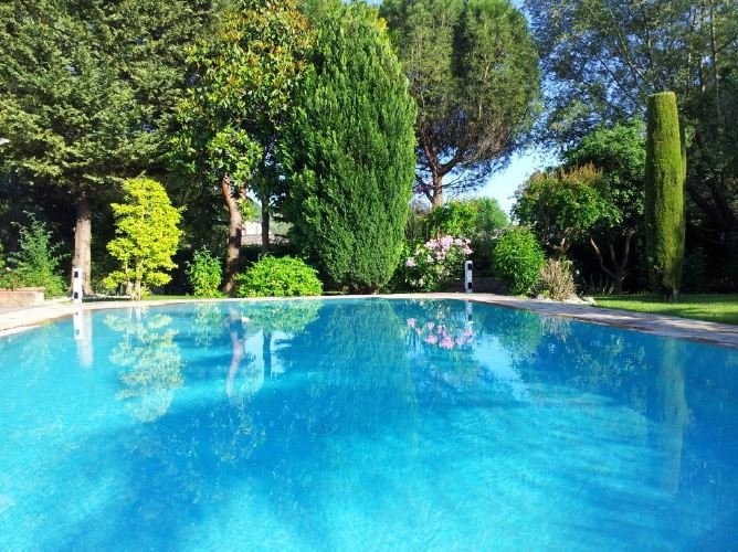 Huis 225m² te koop in La Colle-sur-Loup, Cote d'Azur - Zuid Frankrijk. Koop huis 225m² - in La Colle-sur-Loup, Cote d'Azur - Zuid Frankrijk, dubbele beglazing, open haard, airconditioning, zwembad, terras, westelijk georiënteerd,, 1495000 EUR 28.1.2020 1703952. Huis te koop in La Colle-sur-Loup, Frankrijk.