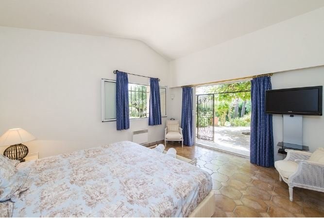 Huis 225m² te koop in La Colle-sur-Loup, Cote d'Azur - Zuid Frankrijk. Koop huis 225m² - in La Colle-sur-Loup, Cote d'Azur - Zuid Frankrijk, dubbele beglazing, open haard, airconditioning, zwembad, terras, westelijk georiënteerd,, 1495000 EUR 28.1.2020 1703952. Huis te koop in La Colle-sur-Loup, Frankrijk.