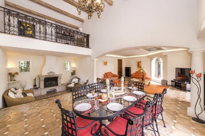 Huis 225m² te koop in La Colle-sur-Loup, Cote d'Azur - Zuid Frankrijk. Koop huis 225m² - in La Colle-sur-Loup, Cote d'Azur - Zuid Frankrijk, dubbele beglazing, open haard, airconditioning, zwembad, terras, westelijk georiënteerd,, 1495000 EUR 28.1.2020 1703952. Huis te koop in La Colle-sur-Loup, Frankrijk.