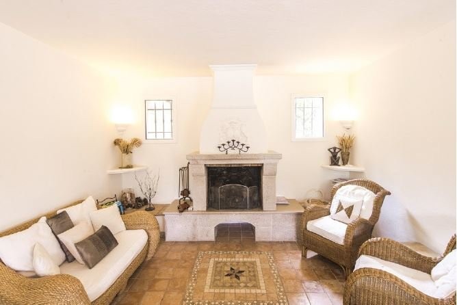 Huis 225m² te koop in La Colle-sur-Loup, Cote d'Azur - Zuid Frankrijk. Koop huis 225m² - in La Colle-sur-Loup, Cote d'Azur - Zuid Frankrijk, dubbele beglazing, open haard, airconditioning, zwembad, terras, westelijk georiënteerd,, 1495000 EUR 28.1.2020 1703952. Huis te koop in La Colle-sur-Loup, Frankrijk.