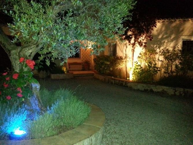 Huis 225m² te koop in La Colle-sur-Loup, Cote d'Azur - Zuid Frankrijk. Koop huis 225m² - in La Colle-sur-Loup, Cote d'Azur - Zuid Frankrijk, dubbele beglazing, open haard, airconditioning, zwembad, terras, westelijk georiënteerd,, 1495000 EUR 28.1.2020 1703952. Huis te koop in La Colle-sur-Loup, Frankrijk.