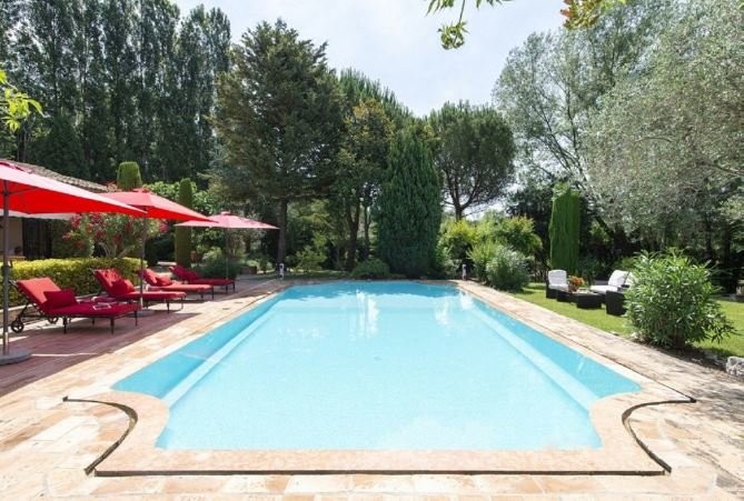 Huis 225m² te koop in La Colle-sur-Loup, Cote d'Azur - Zuid Frankrijk. Koop huis 225m² - in La Colle-sur-Loup, Cote d'Azur - Zuid Frankrijk, dubbele beglazing, open haard, airconditioning, zwembad, terras, westelijk georiënteerd,, 1495000 EUR 28.1.2020 1703952. Huis te koop in La Colle-sur-Loup, Frankrijk.