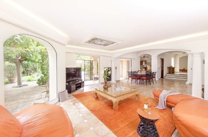 Huis 225m² te koop in La Colle-sur-Loup, Cote d'Azur - Zuid Frankrijk. Koop huis 225m² - in La Colle-sur-Loup, Cote d'Azur - Zuid Frankrijk, dubbele beglazing, open haard, airconditioning, zwembad, terras, westelijk georiënteerd,, 1495000 EUR 28.1.2020 1703952. Huis te koop in La Colle-sur-Loup, Frankrijk.