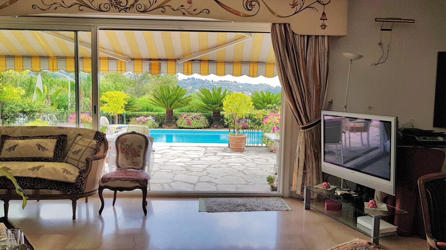 Villa 234m&#178; te koop in La Colle-sur-Loup, Cote d'Azur - Zuid Frankrijk. Koop villa 234m&#178; - in La Colle-sur-Loup, Cote d'Azur - Zuid Frankrijk, open haard,, 1050000 EUR 29.1.2020 1704129. Villa te koop in La Colle-sur-Loup, Frankrijk.