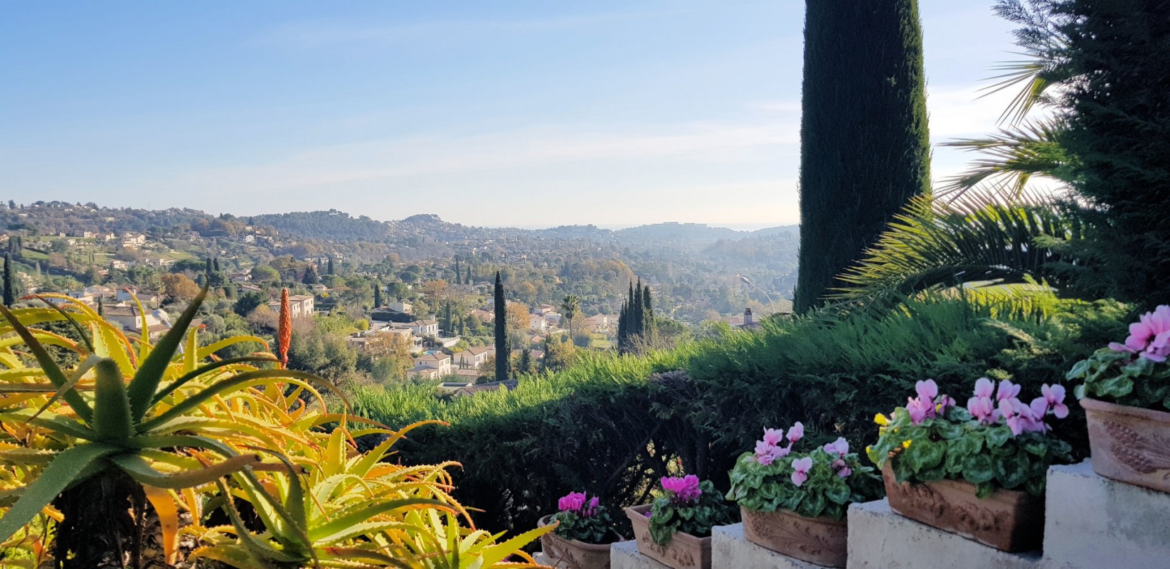 Villa 234m&#178; te koop in La Colle-sur-Loup, Cote d'Azur - Zuid Frankrijk. Koop villa 234m&#178; - in La Colle-sur-Loup, Cote d'Azur - Zuid Frankrijk, open haard,, 1050000 EUR 29.1.2020 1704129. Villa te koop in La Colle-sur-Loup, Frankrijk.