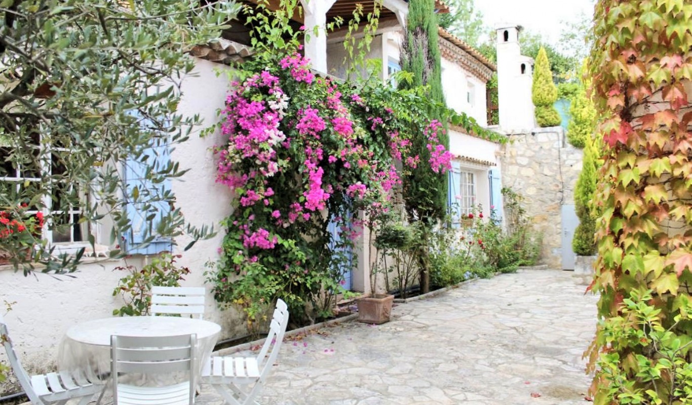 Villa 234m&#178; te koop in La Colle-sur-Loup, Cote d'Azur - Zuid Frankrijk. Koop villa 234m&#178; - in La Colle-sur-Loup, Cote d'Azur - Zuid Frankrijk, open haard,, 1050000 EUR 29.1.2020 1704129. Villa te koop in La Colle-sur-Loup, Frankrijk.