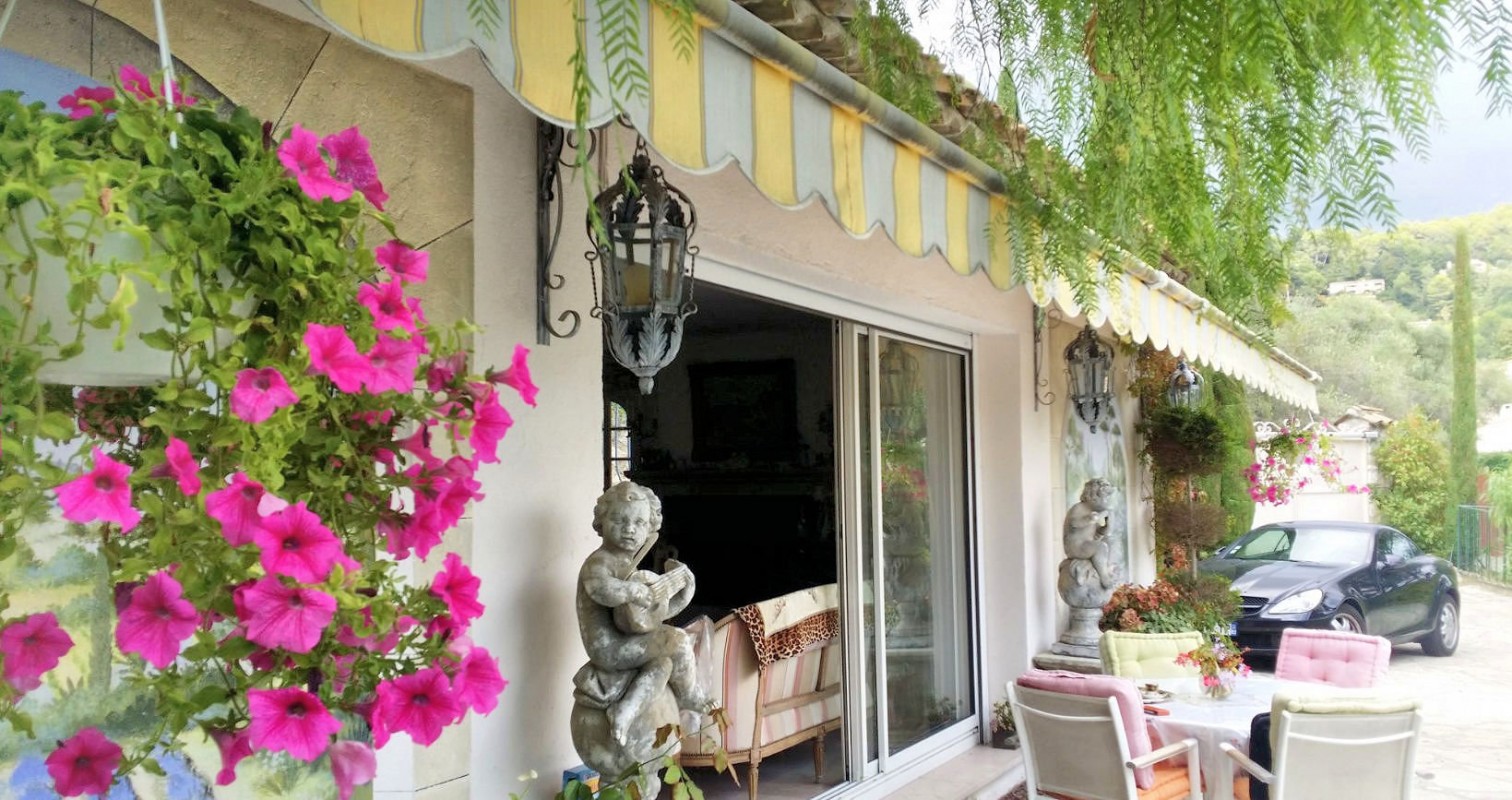 Villa 234m&#178; te koop in La Colle-sur-Loup, Cote d'Azur - Zuid Frankrijk. Koop villa 234m&#178; - in La Colle-sur-Loup, Cote d'Azur - Zuid Frankrijk, open haard,, 1050000 EUR 29.1.2020 1704129. Villa te koop in La Colle-sur-Loup, Frankrijk.