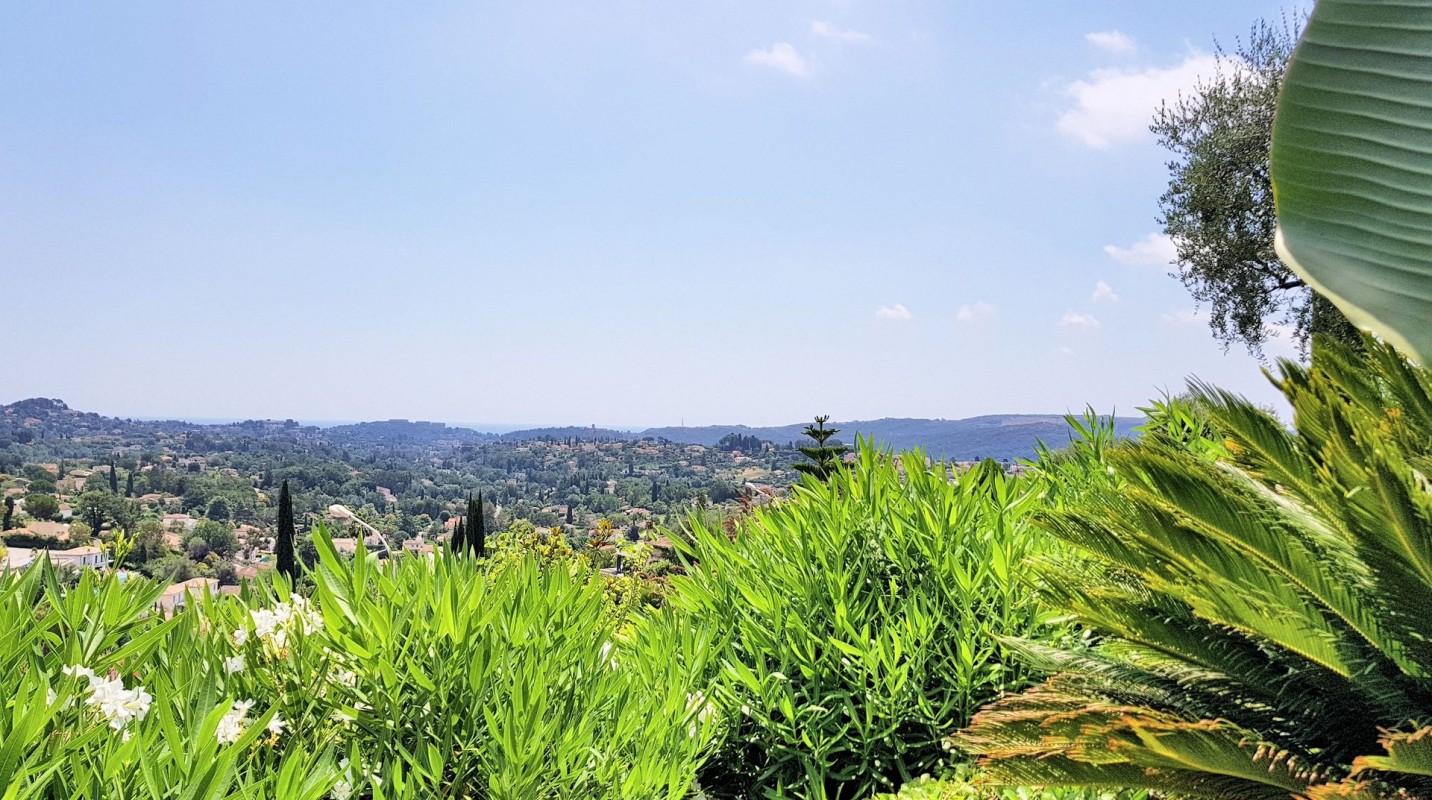 Villa 234m&#178; te koop in La Colle-sur-Loup, Cote d'Azur - Zuid Frankrijk. Koop villa 234m&#178; - in La Colle-sur-Loup, Cote d'Azur - Zuid Frankrijk, open haard,, 1050000 EUR 29.1.2020 1704129. Villa te koop in La Colle-sur-Loup, Frankrijk.