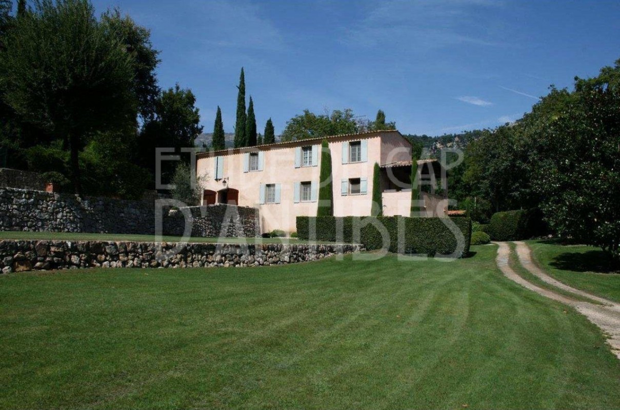 Grasseफ़्रांस में मकान बिक्री के लिए. Grasse फ़्रांस में, बिक्री के लिए मकान 1704149. Grasse मकान,, बगीचा, पार्क का दृश्य 29.1.2020,, फ़्रांस मकान