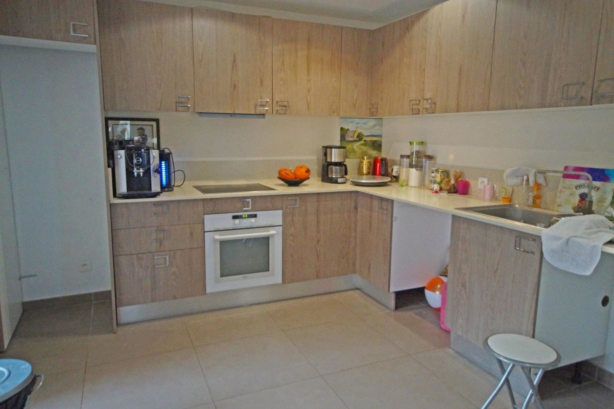 Locations meublées en longue durée et locations au mois à Nice Alpes-Maritimes Appartement 4 pièces 98m² fenêtres double vitrage, piscine, orientation est, orientation ouest, vue sur la mer à louer à Nice Alpes-Maritimes. France. Location au mois à Nice France 1400 EUR 29.1.2020, 1704511