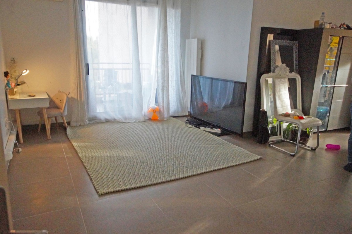 Locations meublées en longue durée et locations au mois à Nice Alpes-Maritimes Appartement 4 pièces 98m² fenêtres double vitrage, piscine, orientation est, orientation ouest, vue sur la mer à louer à Nice Alpes-Maritimes. France. Location au mois à Nice France 1400 EUR 29.1.2020, 1704511