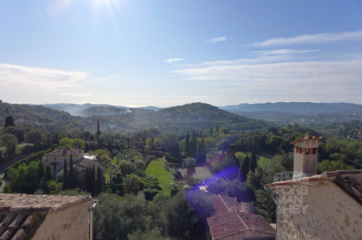 Vendesi Casa a Grasse in Francia In vendita Casa di 166m&#178; con finestre a doppio vetro, caminetto, terrazza, orientamento ovest e a Grasse Casa a Grasse in vendita, con con finestre a doppio vetro, caminetto, terrazza, orientamento ovest e 29.1.2020, 1704594, 495000 EUR