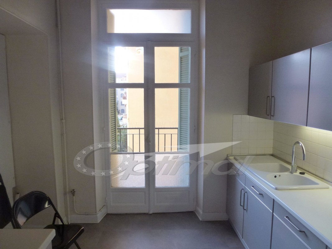 lager mieten in Menton. Möblierte Wohnimmobilien und Mietwohnungen zur Langzeitmiete 113m&#178; in Frankreich, Alpes Maritimes, Menton. Immobilien in Menton mieten, ost-ausrichtung, nord-ausrichtung, 29.1.2020, 1704762, 2000 EUR