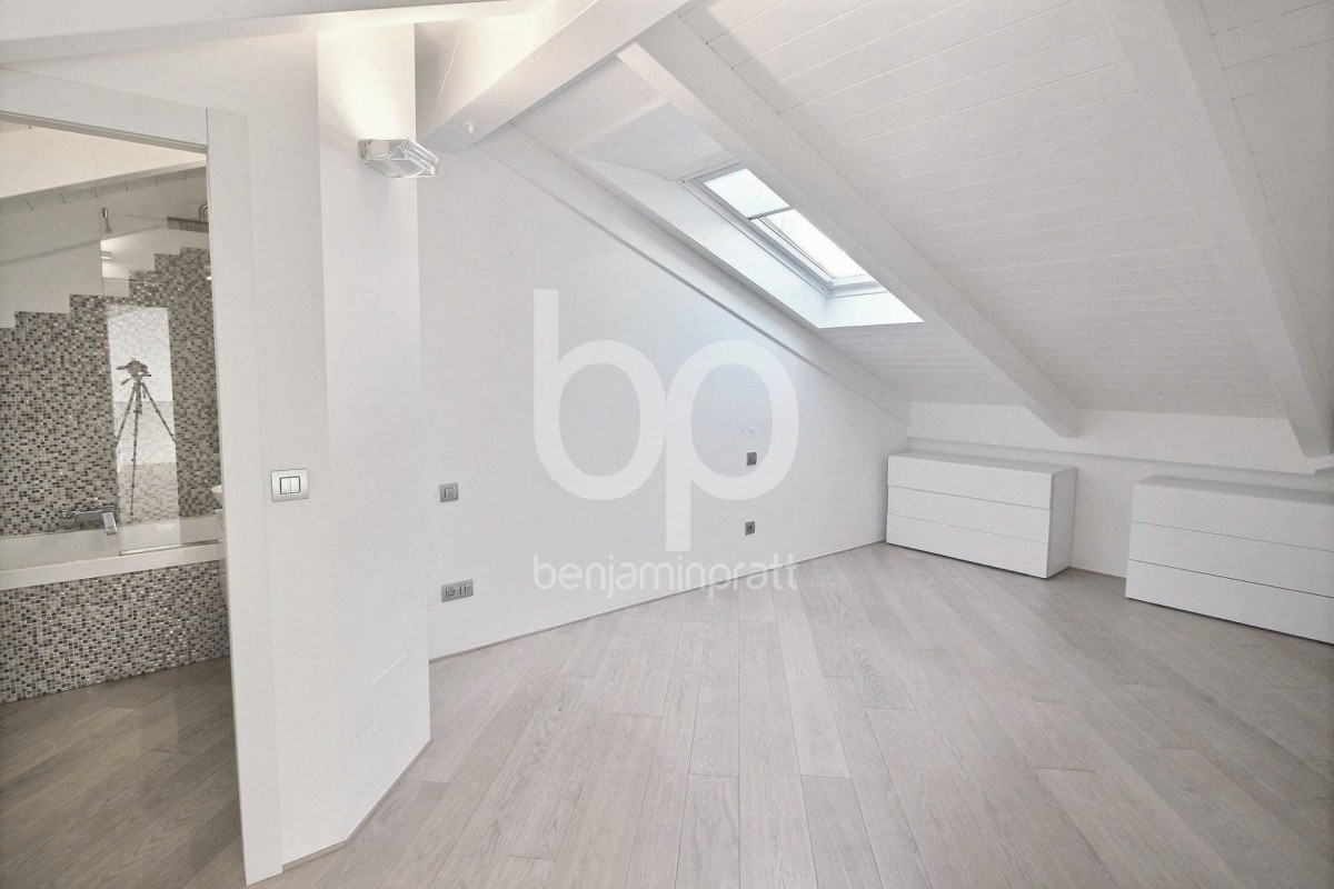 Stan na prodaju - Roquebrune-Cap-Martin, Francuska, Alpes Maritimes. Stan 135m&#178; - 3 spavaće sobe 1 kupaonica prozori sa dvostrukim oknima, klimatizacija, bazen za plivanje, terasa, zapadna orijentacija, pogled na more Cijena stan: 2400000 EUR 30.1.2020 1705523. Pronađite više nekretnina na lokaciji Roquebrune-Cap-Martin