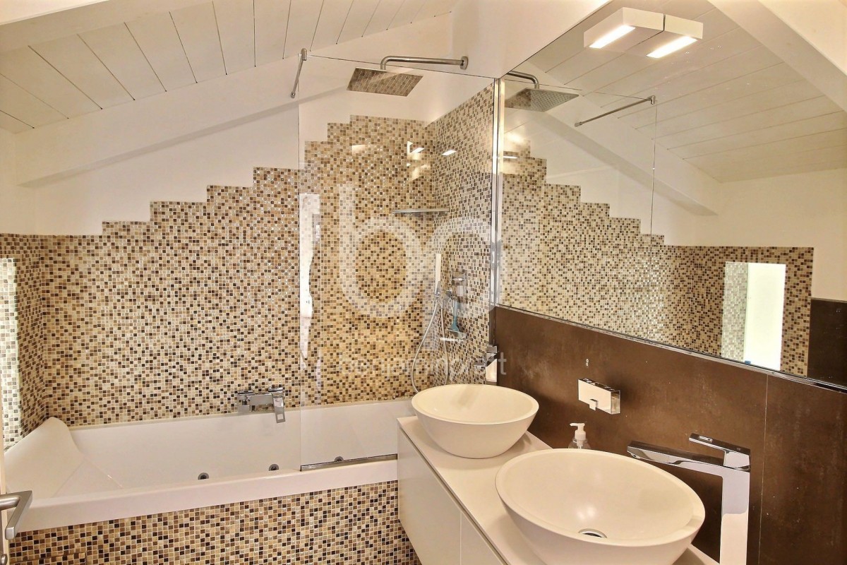 Stan na prodaju - Roquebrune-Cap-Martin, Francuska, Alpes Maritimes. Stan 135m&#178; - 3 spavaće sobe 1 kupaonica prozori sa dvostrukim oknima, klimatizacija, bazen za plivanje, terasa, zapadna orijentacija, pogled na more Cijena stan: 2400000 EUR 30.1.2020 1705523. Pronađite više nekretnina na lokaciji Roquebrune-Cap-Martin