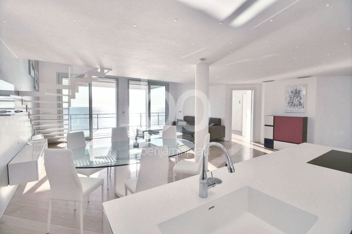 Stan na prodaju - Roquebrune-Cap-Martin, Francuska, Alpes Maritimes. Stan 135m&#178; - 3 spavaće sobe 1 kupaonica prozori sa dvostrukim oknima, klimatizacija, bazen za plivanje, terasa, zapadna orijentacija, pogled na more Cijena stan: 2400000 EUR 30.1.2020 1705523. Pronađite više nekretnina na lokaciji Roquebrune-Cap-Martin