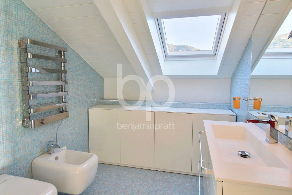 Stan na prodaju - Roquebrune-Cap-Martin, Francuska, Alpes Maritimes. Stan 135m&#178; - 3 spavaće sobe 1 kupaonica prozori sa dvostrukim oknima, klimatizacija, bazen za plivanje, terasa, zapadna orijentacija, pogled na more Cijena stan: 2400000 EUR 30.1.2020 1705523. Pronađite više nekretnina na lokaciji Roquebrune-Cap-Martin