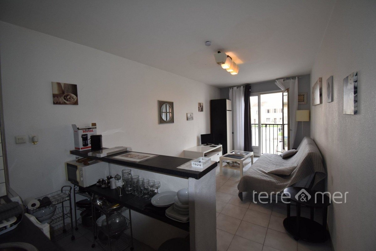 Mid to Long-Term rent studio in Aigues-Mortes 395 EUR. Search landlords, facilitates for long-term home rental from agents in Aigues-Mortes Gard. Studio 25m&#178;. Liveonriviera.com one of leading accommodation marketplaces for unfurnished and furnished long term rentals. This studio in Aigues-Mortes is 31.1.2020, 1705883.