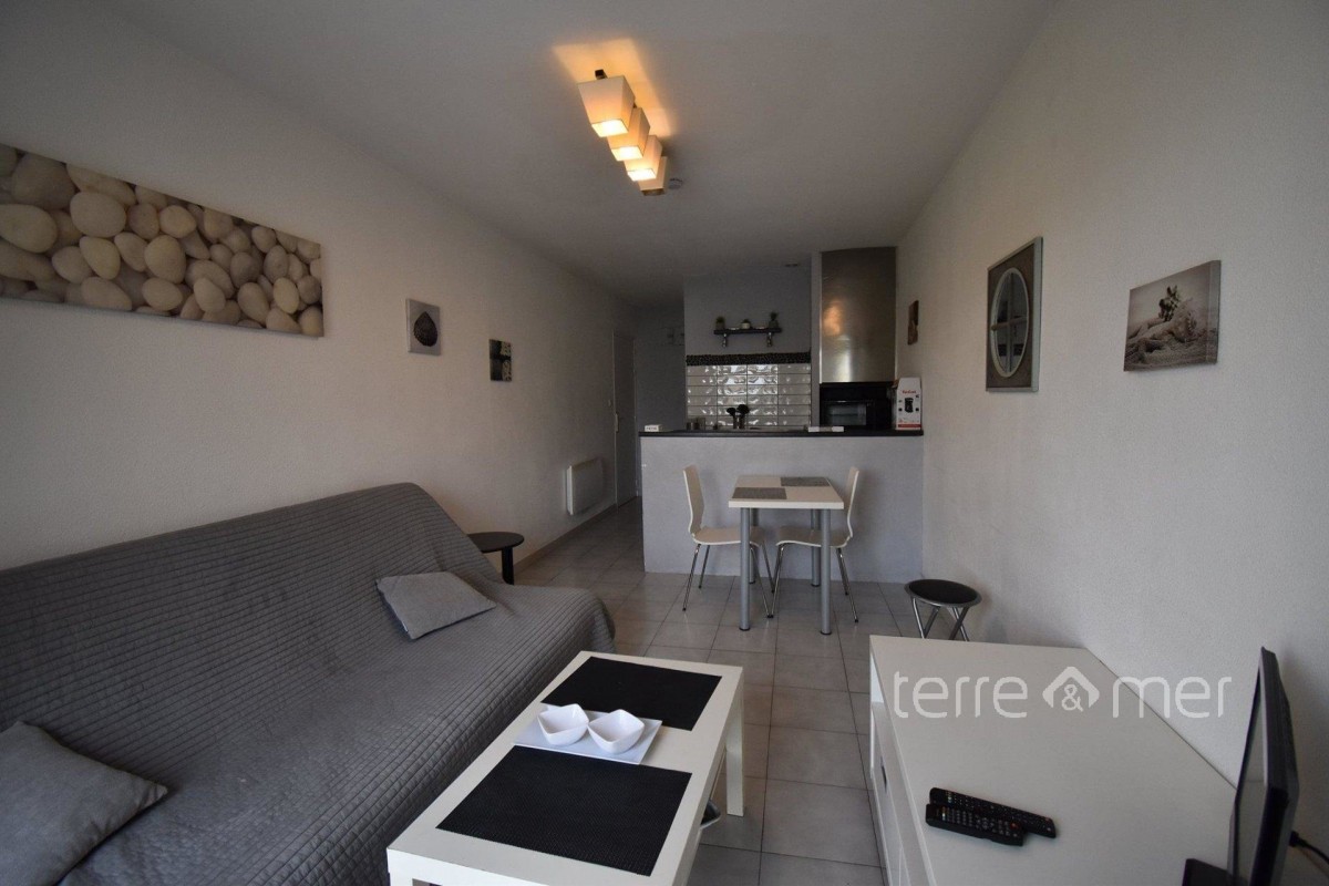 Mid to Long-Term rent studio in Aigues-Mortes 395 EUR. Search landlords, facilitates for long-term home rental from agents in Aigues-Mortes Gard. Studio 25m&#178;. Liveonriviera.com one of leading accommodation marketplaces for unfurnished and furnished long term rentals. This studio in Aigues-Mortes is 31.1.2020, 1705883.