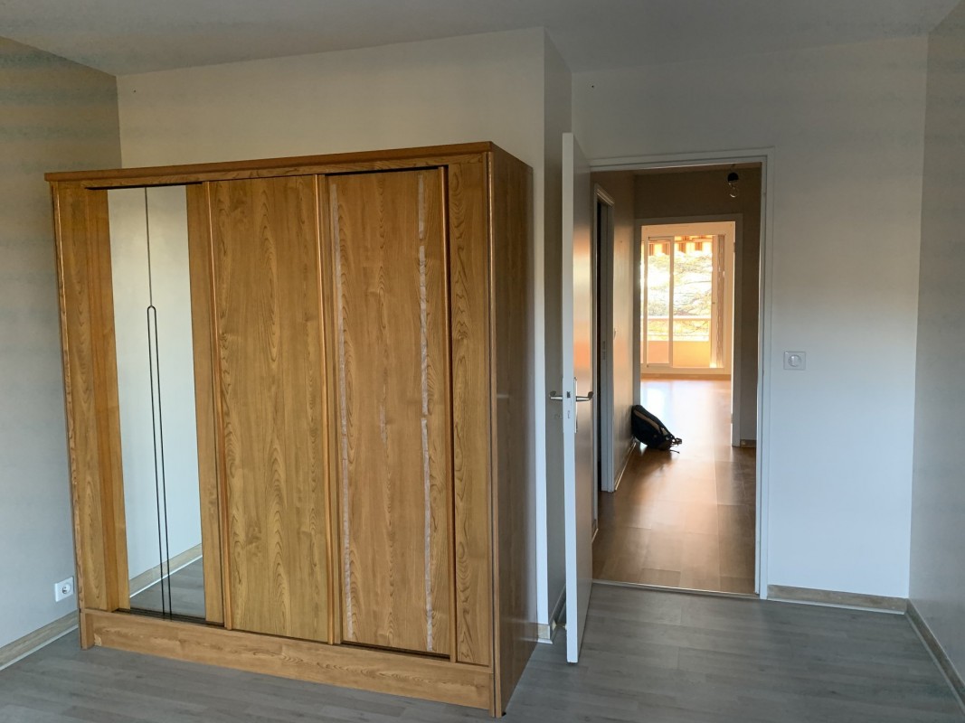 Apartamento T 2 para venda em Grasse, França Alpes Marítimos à venda. À venda apartamento 80m&#178; - T 2 1 banheiro janela de duas folhas, terraço, orientação oeste, vista para o mar, 250000 EUR 31.1.2020 1705889.