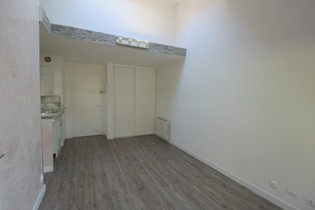 For sale Apartment 24m&#178; in Cagnes sur Mer Alpes Maritimes. Apartment 1 bathroom, 1 bedroom, double pane windows, swimming pool, terrace, garden view. Price to Buy a Apartment is 127000 EUR. In Cagnes sur Mer for sale Apartment. Apartment was published on sales list 5.2.2020 1706325. Selling Apartment in Cagnes sur Mer Alpes Maritimes, France.