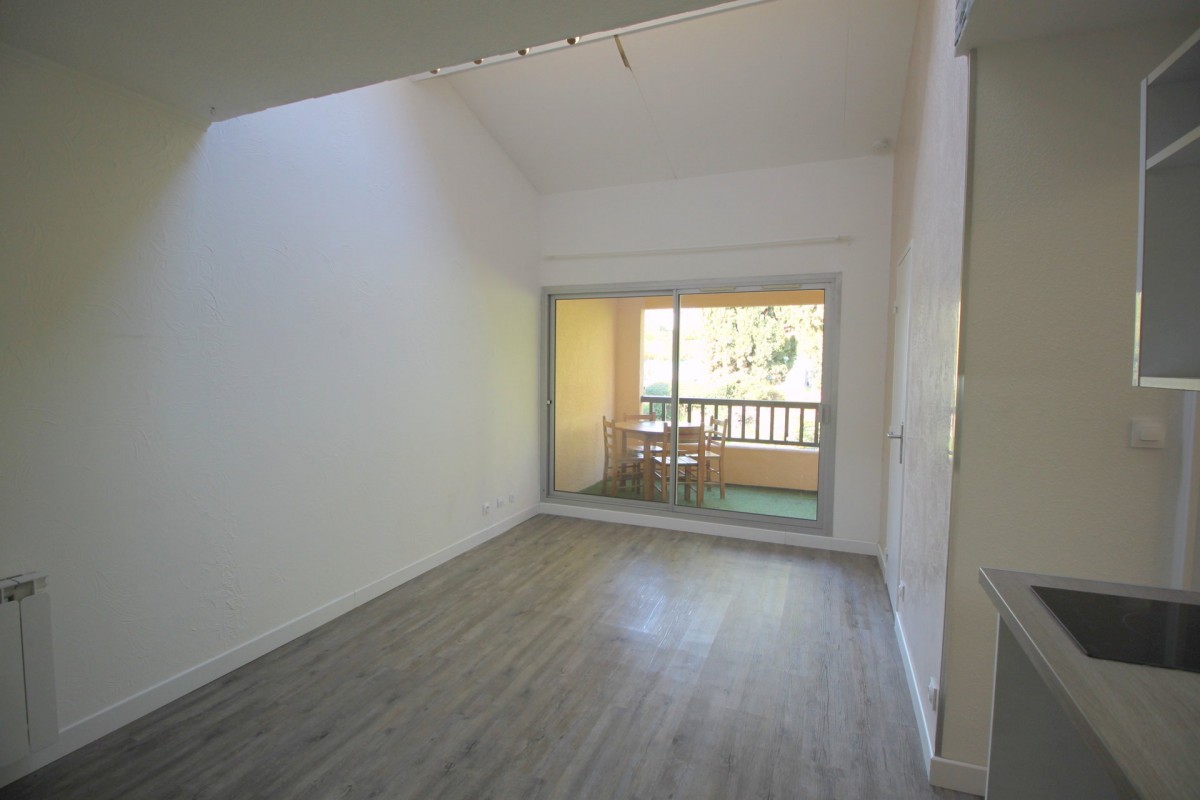 For sale Apartment 24m&#178; in Cagnes sur Mer Alpes Maritimes. Apartment 1 bathroom, 1 bedroom, double pane windows, swimming pool, terrace, garden view. Price to Buy a Apartment is 127000 EUR. In Cagnes sur Mer for sale Apartment. Apartment was published on sales list 5.2.2020 1706325. Selling Apartment in Cagnes sur Mer Alpes Maritimes, France.