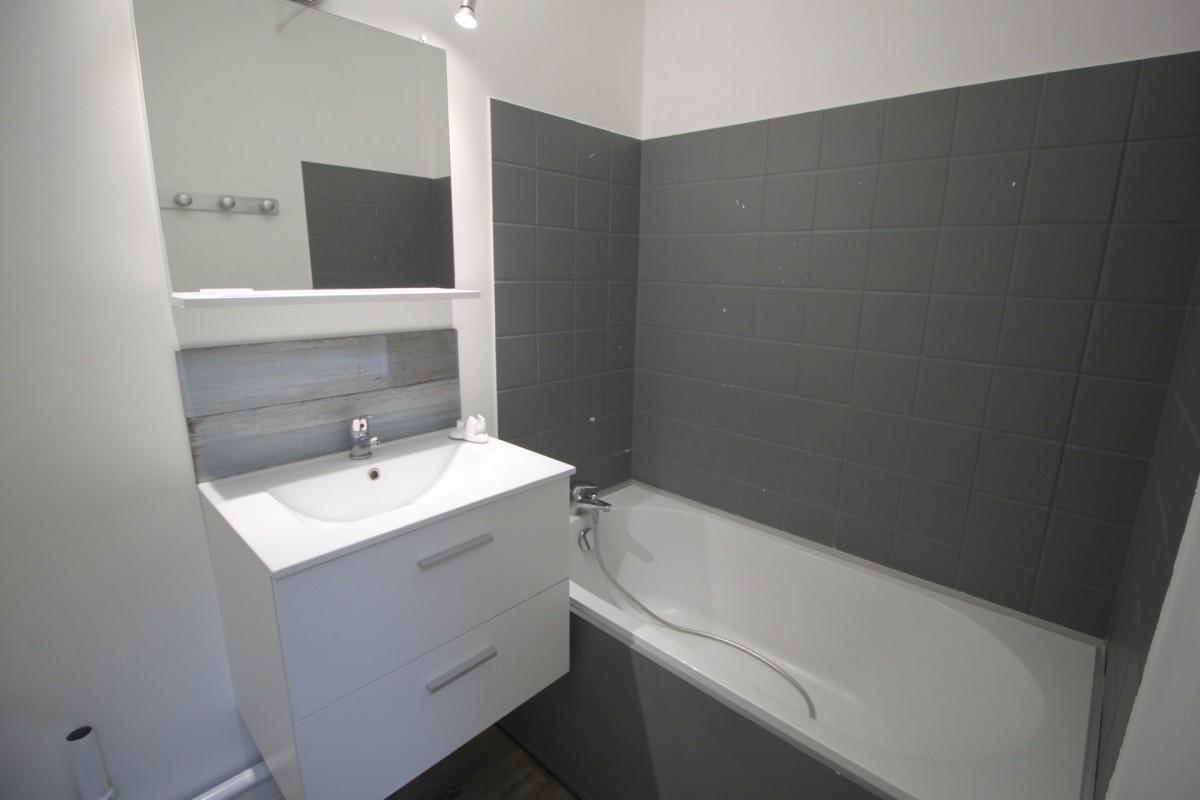 For sale Apartment 24m&#178; in Cagnes sur Mer Alpes Maritimes. Apartment 1 bathroom, 1 bedroom, double pane windows, swimming pool, terrace, garden view. Price to Buy a Apartment is 127000 EUR. In Cagnes sur Mer for sale Apartment. Apartment was published on sales list 5.2.2020 1706325. Selling Apartment in Cagnes sur Mer Alpes Maritimes, France.