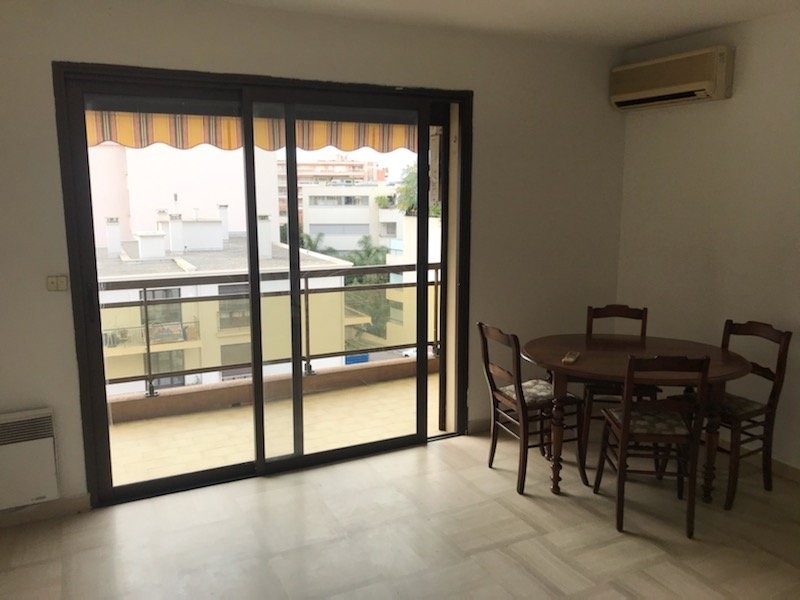 Pronájem bytu 2+1 44m&#178; 1 ložnice klimatizace, západní orientace v Juan-les-Pins, Alpes Maritimes, Francii. Pronájem bytu 44m&#178; v Juan-les-Pins - Francii. Největší nabídka dlouhodobých pronájmů - Francii. Nemovitost je pronajímána MY LITTLE COTE D'AZUR v Juan-les-Pins Francii 710 EUR 7.2.2020, 1706425