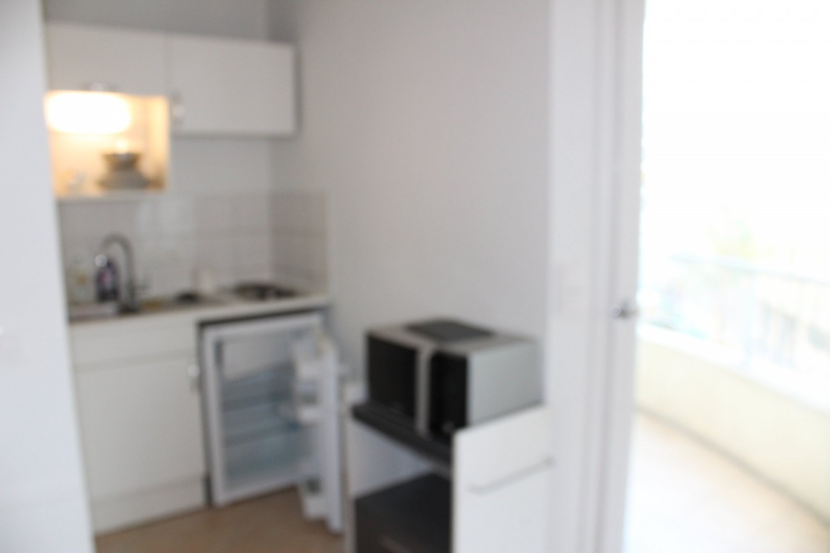 Mid to Long-Term rent apartment in Nice 560 EUR. Search landlords, facilitates for long-term home rental from agents in Nice Alpes Maritimes. Apartment 1 room 27m&#178; double pane windows, furnished, east oriented, west orientation. Liveonriviera.com one of leading accommodation marketplaces for unfurnished and furnished long term rentals. This apartment in Nice is 4.3.2020, 1706919.