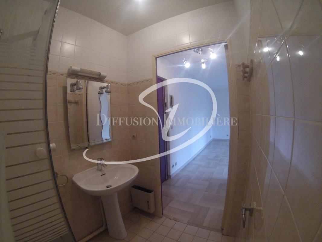 Mid to Long-Term rent apartment in Nice 496 EUR. Search landlords, facilitates for long-term home rental from agents in Nice Alpes Maritimes. Apartment 1 room 26m&#178; swimming pool, north oriented. Liveonriviera.com one of leading accommodation marketplaces for unfurnished and furnished long term rentals. This apartment in Nice is 4.3.2020, 1707021.