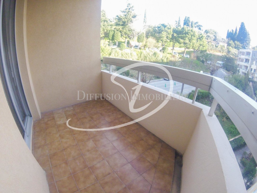 Mid to Long-Term rent apartment in Nice 496 EUR. Search landlords, facilitates for long-term home rental from agents in Nice Alpes Maritimes. Apartment 1 room 26m&#178; swimming pool, north oriented. Liveonriviera.com one of leading accommodation marketplaces for unfurnished and furnished long term rentals. This apartment in Nice is 4.3.2020, 1707021.