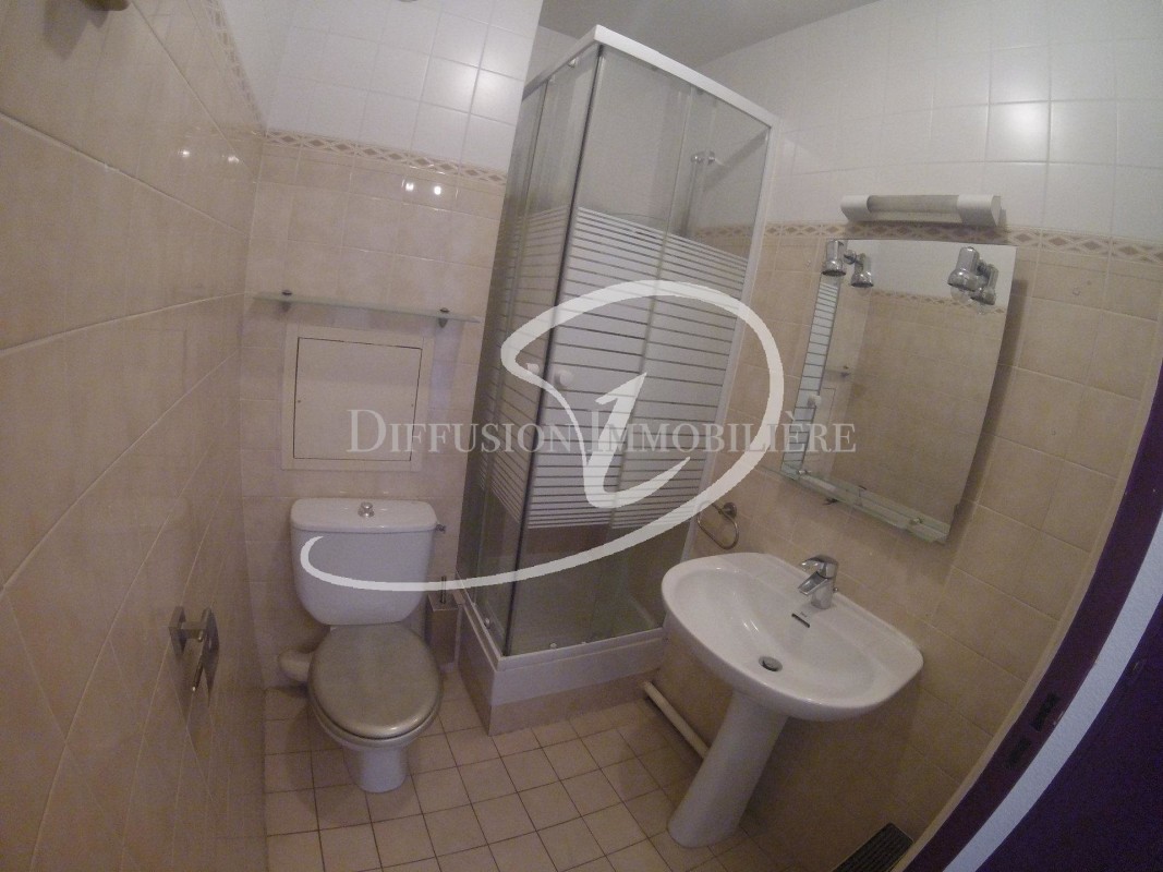 Mid to Long-Term rent apartment in Nice 496 EUR. Search landlords, facilitates for long-term home rental from agents in Nice Alpes Maritimes. Apartment 1 room 26m&#178; swimming pool, north oriented. Liveonriviera.com one of leading accommodation marketplaces for unfurnished and furnished long term rentals. This apartment in Nice is 4.3.2020, 1707021.