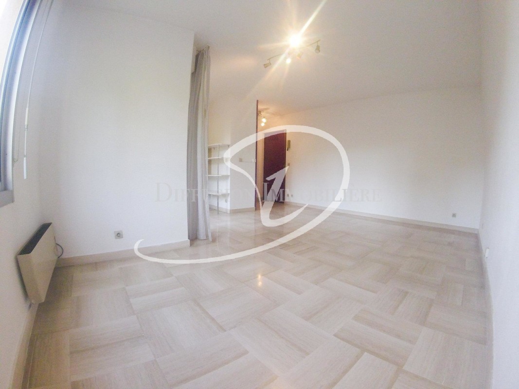 Mid to Long-Term rent apartment in Nice 496 EUR. Search landlords, facilitates for long-term home rental from agents in Nice Alpes Maritimes. Apartment 1 room 26m&#178; swimming pool, north oriented. Liveonriviera.com one of leading accommodation marketplaces for unfurnished and furnished long term rentals. This apartment in Nice is 4.3.2020, 1707021.