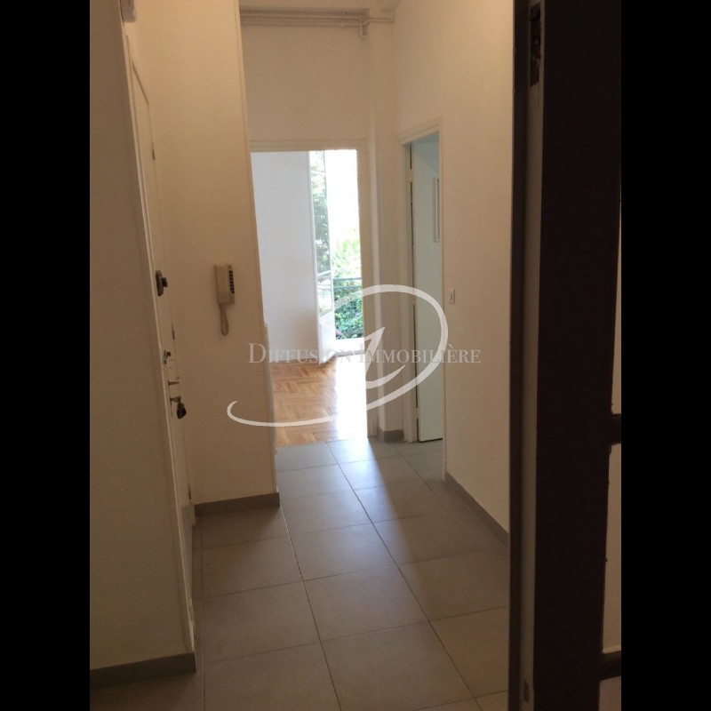 Mid to Long-Term rent apartment in Nice 924 EUR. Search landlords, facilitates for long-term home rental from agents in Nice Alpes Maritimes. Apartment 2 bedrooms 63m&#178; 1 bathroom east oriented, south oriented. Liveonriviera.com one of leading accommodation marketplaces for unfurnished and furnished long term rentals. This apartment in Nice is 4.3.2020, 1707025.