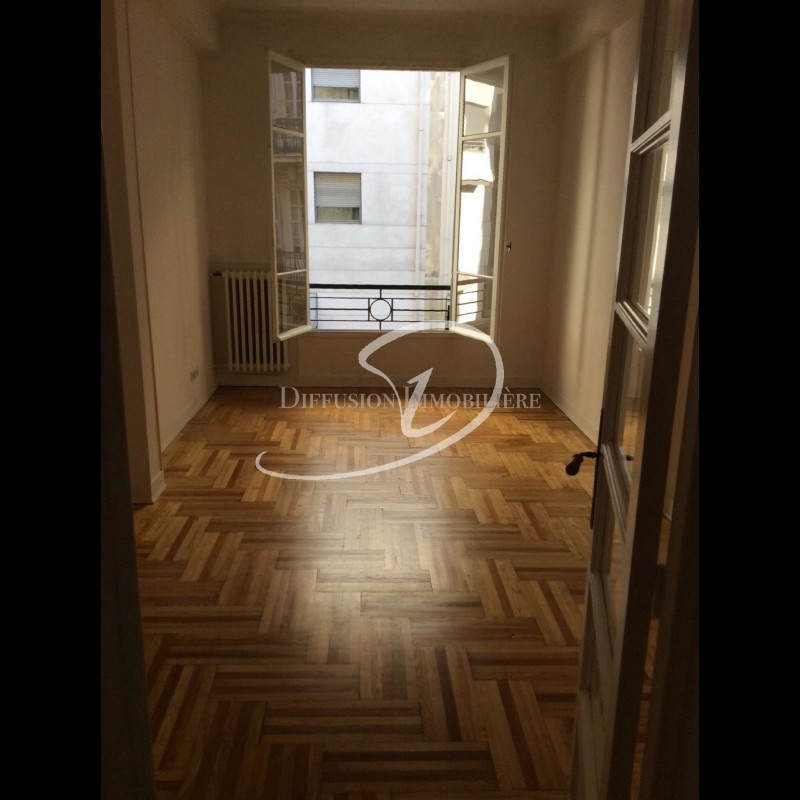 Mid to Long-Term rent apartment in Nice 924 EUR. Search landlords, facilitates for long-term home rental from agents in Nice Alpes Maritimes. Apartment 2 bedrooms 63m&#178; 1 bathroom east oriented, south oriented. Liveonriviera.com one of leading accommodation marketplaces for unfurnished and furnished long term rentals. This apartment in Nice is 4.3.2020, 1707025.