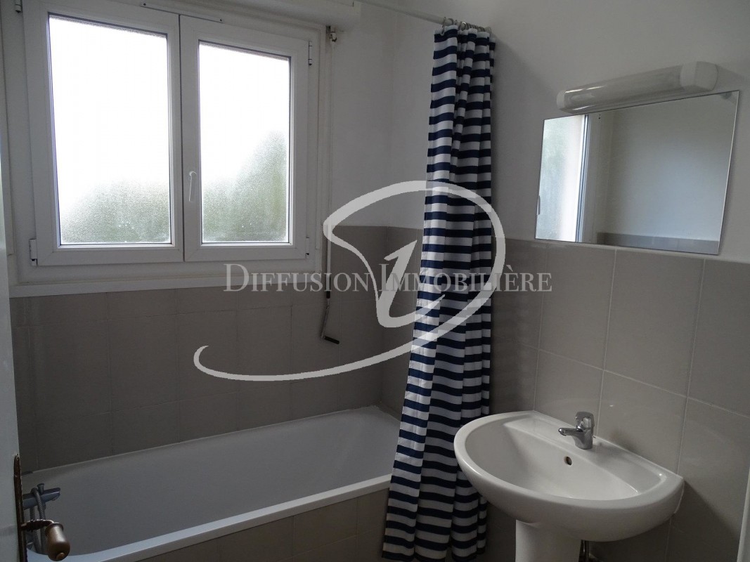 Mid to Long-Term rent apartment in Nice 924 EUR. Search landlords, facilitates for long-term home rental from agents in Nice Alpes Maritimes. Apartment 2 bedrooms 63m&#178; 1 bathroom east oriented, south oriented. Liveonriviera.com one of leading accommodation marketplaces for unfurnished and furnished long term rentals. This apartment in Nice is 4.3.2020, 1707025.