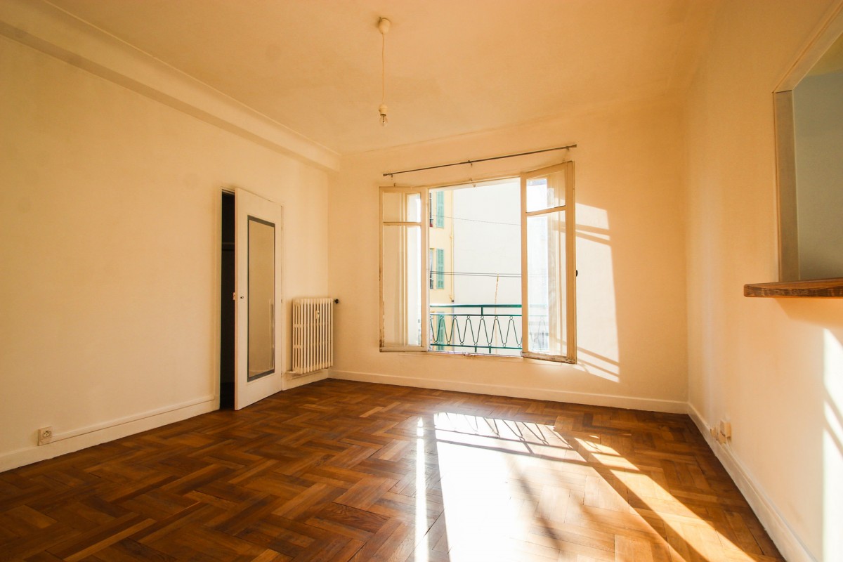 Mid to Long-Term rent apartment in Nice 510 EUR. Search landlords, facilitates for long-term home rental from agents in Nice Alpes Maritimes. Apartment 1 room 32m&#178; double pane windows, south oriented. Liveonriviera.com one of leading accommodation marketplaces for unfurnished and furnished long term rentals. This apartment in Nice is 4.3.2020, 1707030.