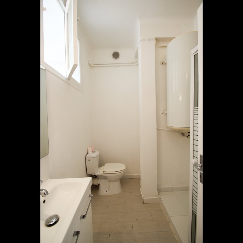 Mid to Long-Term rent apartment in Nice 510 EUR. Search landlords, facilitates for long-term home rental from agents in Nice Alpes Maritimes. Apartment 1 room 32m&#178; double pane windows, south oriented. Liveonriviera.com one of leading accommodation marketplaces for unfurnished and furnished long term rentals. This apartment in Nice is 4.3.2020, 1707030.