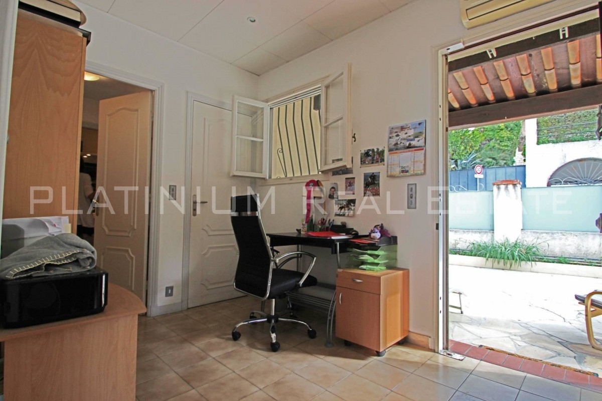 Mid to Long-Term rent apartment in Nice 1350 EUR. Search landlords, facilitates for long-term home rental from agents in Nice Alpes Maritimes. Apartment 2 bedrooms 73m&#178; 1 bathroom double pane windows, air conditioning, terrace, garden, east oriented, south oriented, sea views. Liveonriviera.com one of leading accommodation marketplaces for unfurnished and furnished long term rentals. This apartment in Nice is 4.3.2020, 1707050.